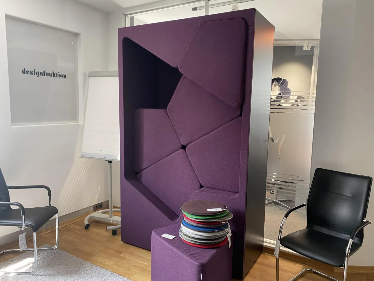 WernerWorks Regale & Container|Schrankkoje Parkour Eisscholle Rückwand Beidseitiger Stoff Wolle Camira Blazer Holyoke CUZ 2T Violett Außenkorpus Schwarz Inklusive Sechs Hocker