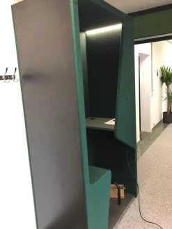 WernerWorks Schreibtische & Sekretäre|Schrankkoje Parkour Fonzelle Rückwand Beidseitiger Stoff Wolle Blazer Cardiff Grün Außenkorpus Schwarz Mit LED-Beleuchtung