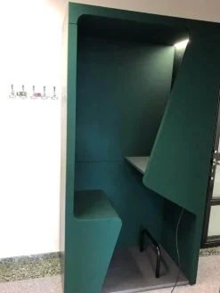 WernerWorks Schreibtische & Sekretäre|Schrankkoje Parkour Fonzelle Rückwand Beidseitiger Stoff Wolle Blazer Cardiff Grün Außenkorpus Schwarz Mit LED-Beleuchtung