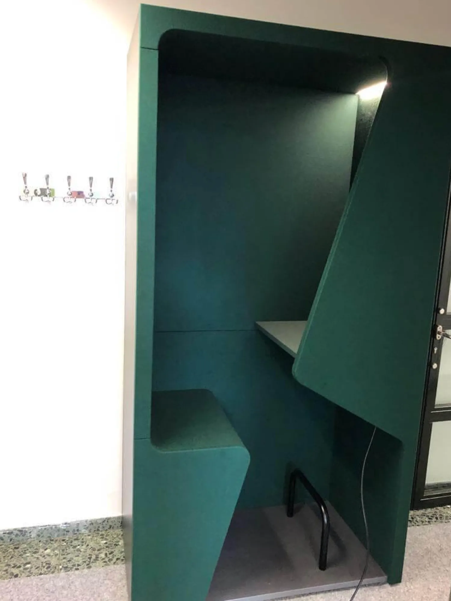 WernerWorks Schreibtische & Sekretäre|Schrankkoje Parkour Fonzelle Rückwand Beidseitiger Stoff Wolle Blazer Cardiff Grün Außenkorpus Schwarz Mit LED-Beleuchtung