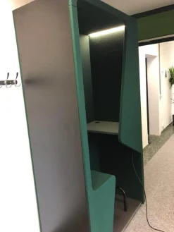 WernerWorks Schreibtische & Sekretäre|Schrankkoje Parkour Fonzelle Rückwand Beidseitiger Stoff Wolle Blazer Cardiff Grün Außenkorpus Schwarz Mit LED-Beleuchtung