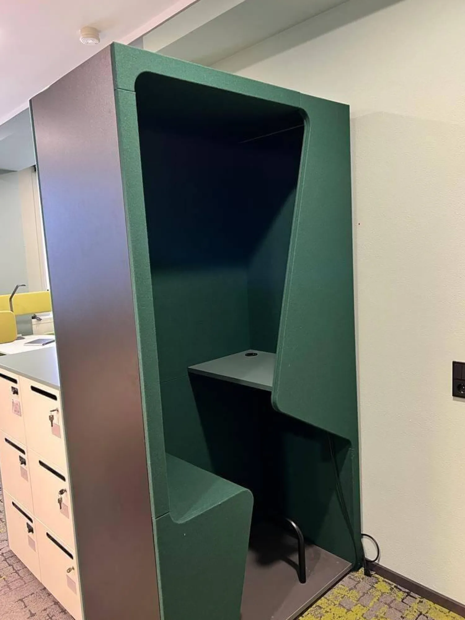 WernerWorks Schreibtische & Sekretäre|Schrankkoje Parkour Fonzelle Rückwand Beidseitiger Stoff Wolle Blazer Cardiff Grün Außenkorpus Schwarz Mit LED-Beleuchtung