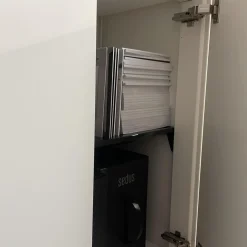 Mauser Vitrinen & Highboards|Schrankkombination Xitan S Aluminium Tablett RAL 9010 Reinweiß Einlegeplatten 4023 Nero