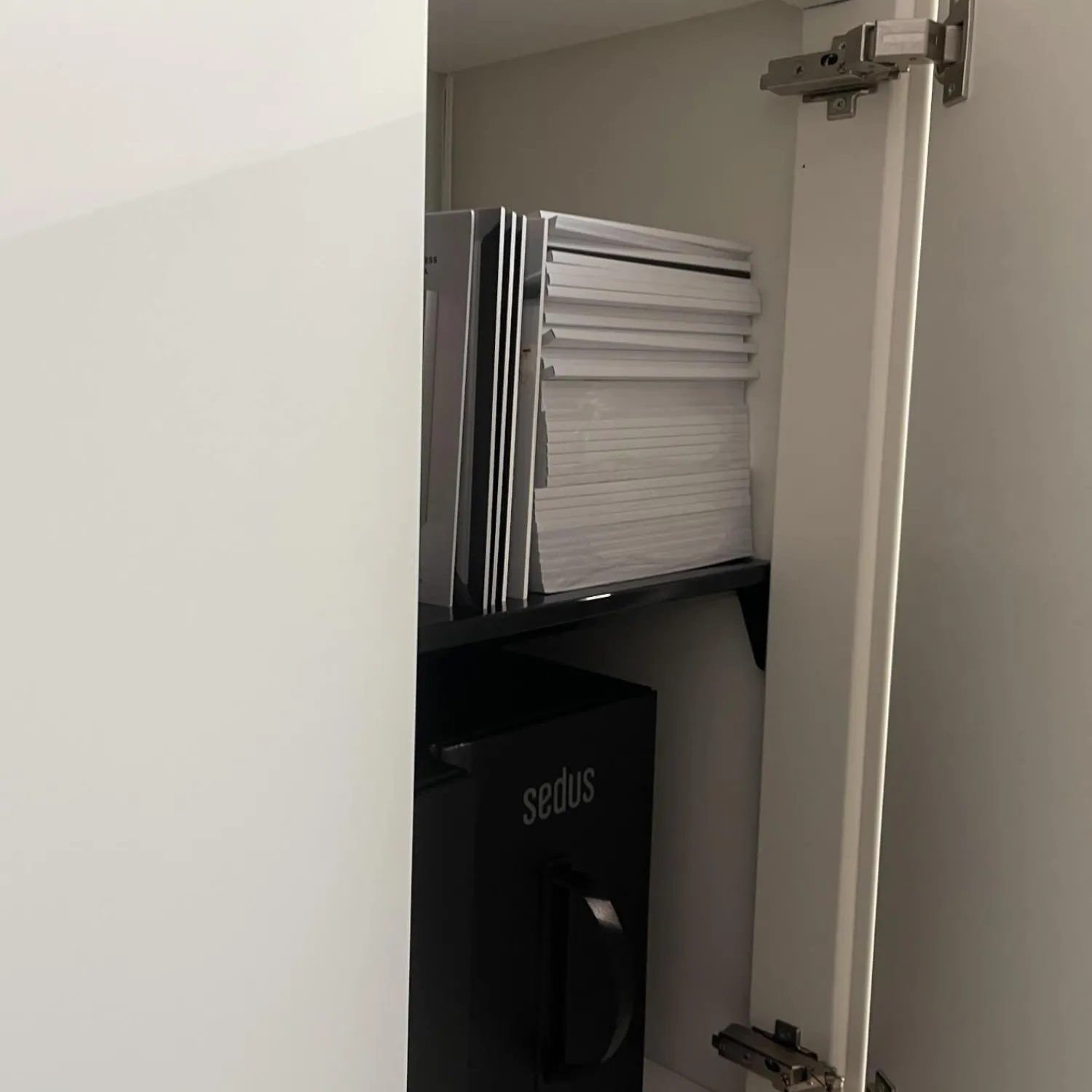 Mauser Vitrinen & Highboards|Schrankkombination Xitan S Aluminium Tablett RAL 9010 Reinweiß Einlegeplatten 4023 Nero