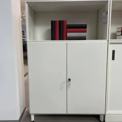 Mauser Vitrinen & Highboards|Schrankkombination Xitan S Aluminium Tablett RAL 9010 Reinweiß Einlegeplatten 4023 Nero