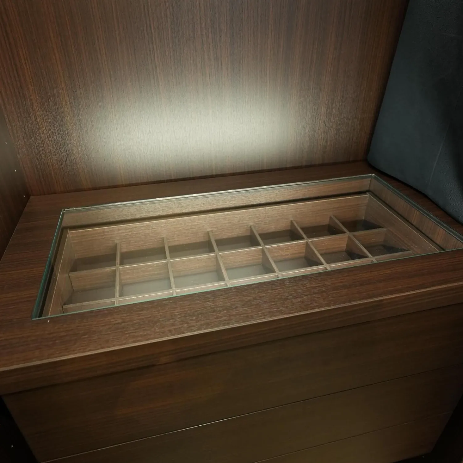 Porro Kleiderschränke|Schranksystem Storage Holzoberfläche Eucalyptus Fronten Rauchglas Struktur Messing Brunito R16