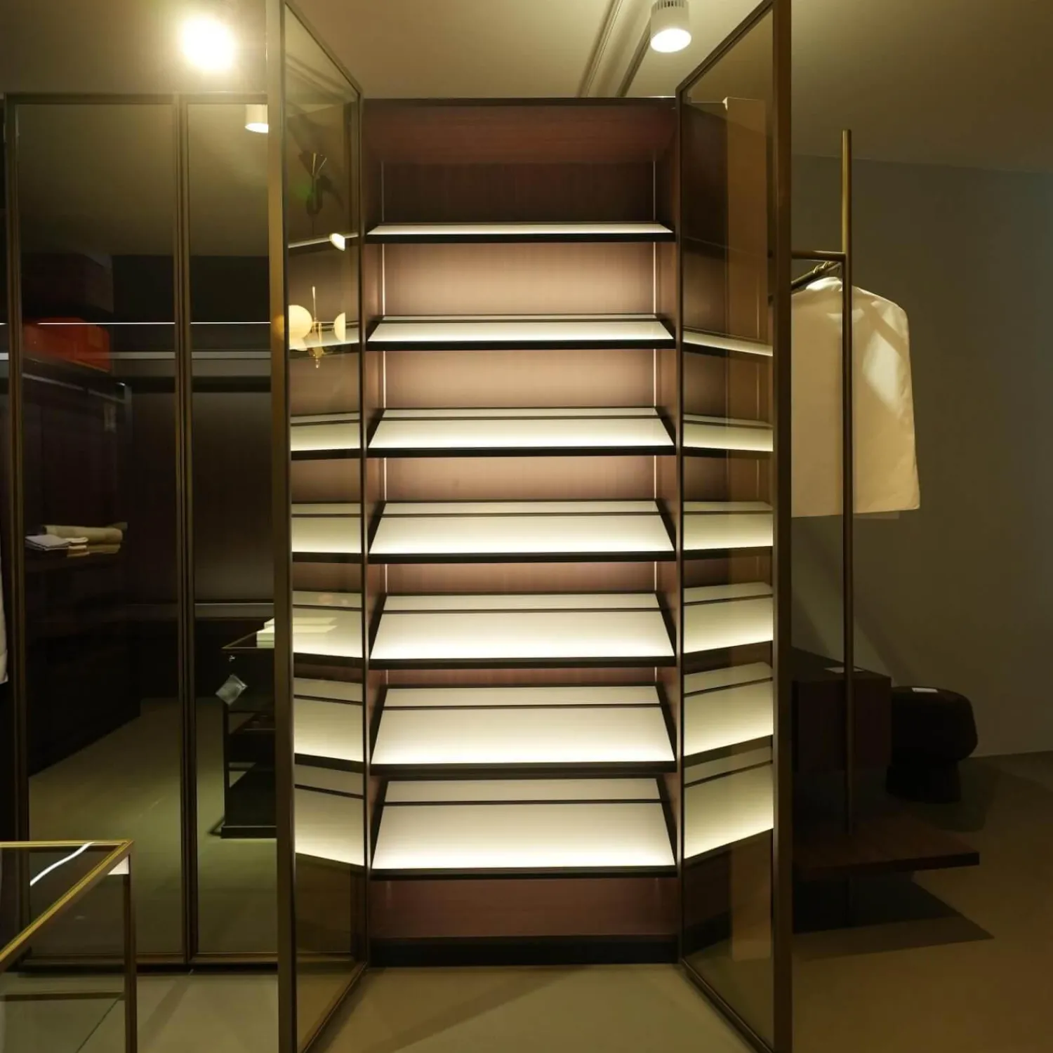 Porro Kleiderschränke|Schranksystem Storage Holzoberfläche Eucalyptus Fronten Rauchglas Struktur Messing Brunito R16