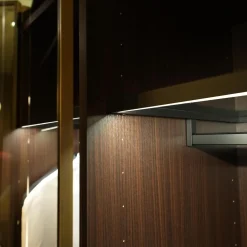 Porro Kleiderschränke|Schranksystem Storage Holzoberfläche Eucalyptus Fronten Rauchglas Struktur Messing Brunito R16