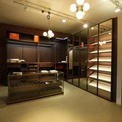 Porro Kleiderschränke|Schranksystem Storage Holzoberfläche Eucalyptus Fronten Rauchglas Struktur Messing Brunito R16