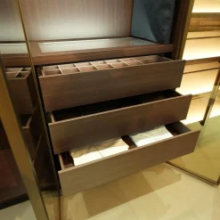 Porro Kleiderschränke|Schranksystem Storage Holzoberfläche Eucalyptus Fronten Rauchglas Struktur Messing Brunito R16