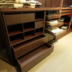 Porro Kleiderschränke|Schranksystem Storage Holzoberfläche Eucalyptus Fronten Rauchglas Struktur Messing Brunito R16