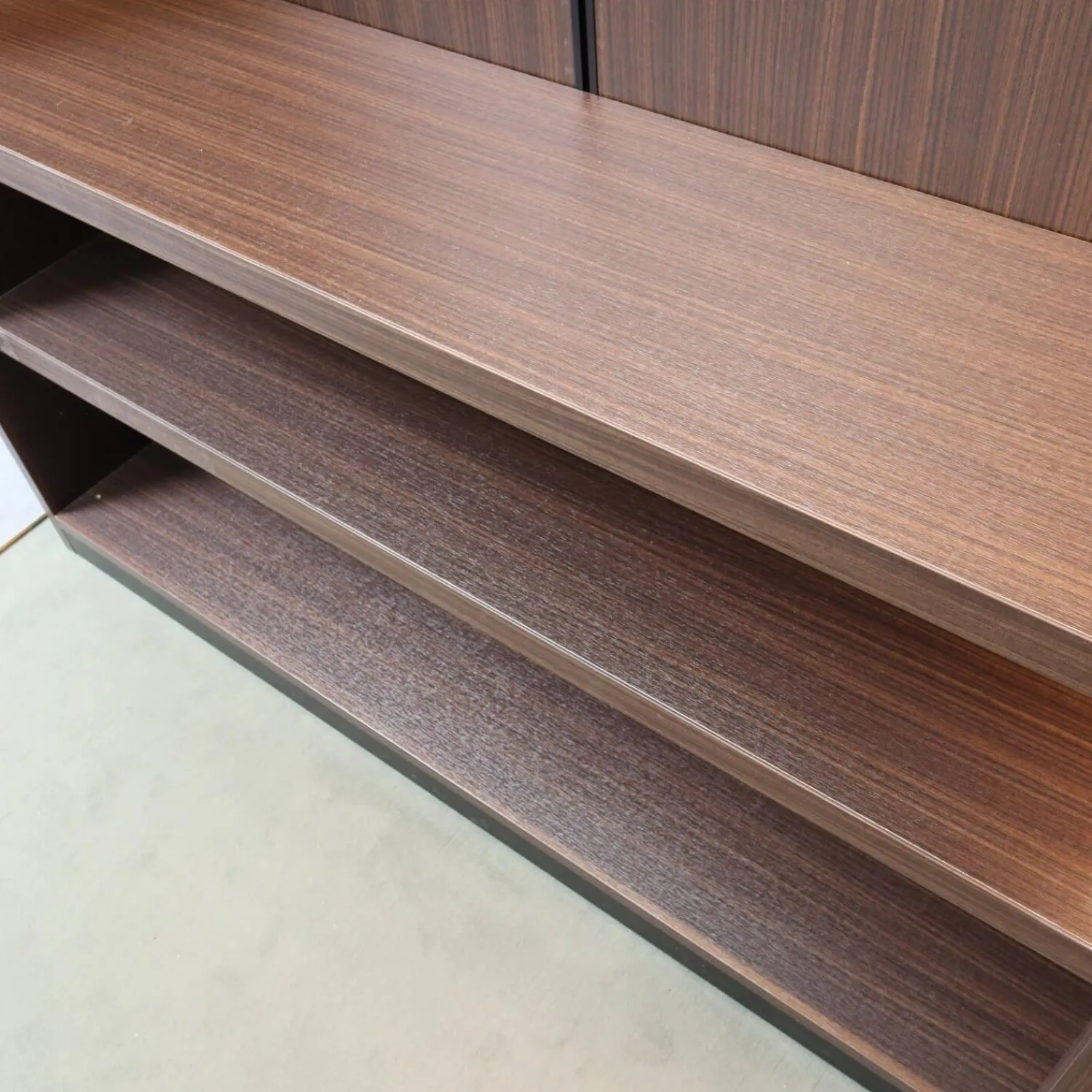 Porro Garderoben|Schrankwand Struktur Eukalyptusfarben Fachböden Bezug Ecoleder Mit Beleuchtung