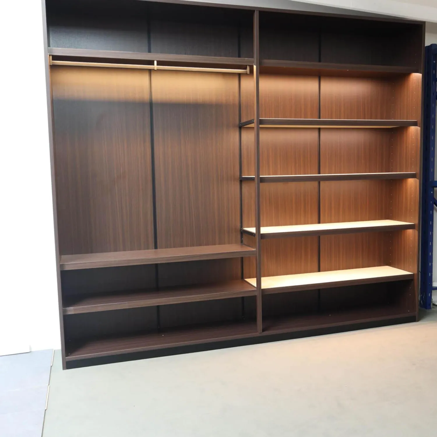 Porro Garderoben|Schrankwand Struktur Eukalyptusfarben Fachböden Bezug Ecoleder Mit Beleuchtung