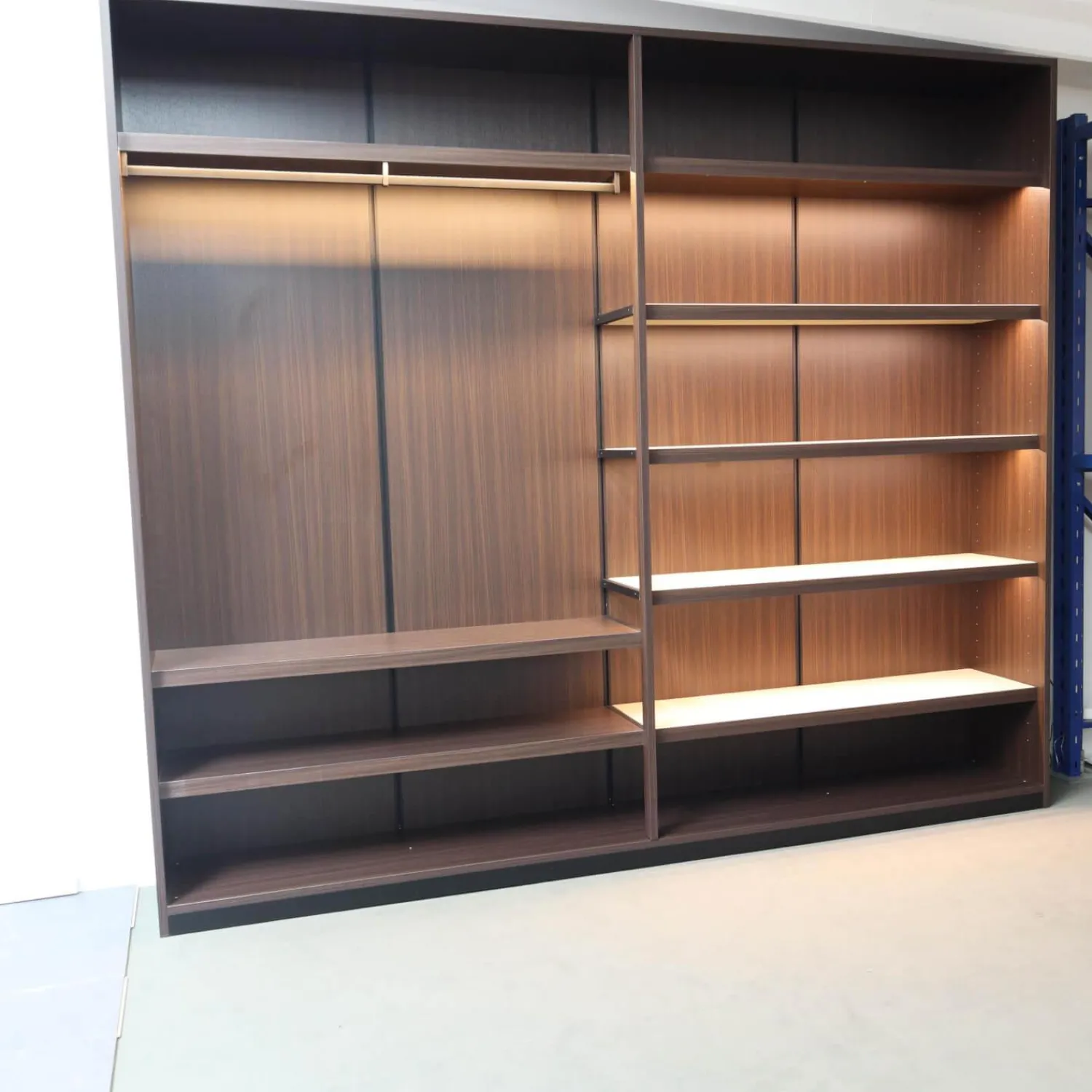 Porro Garderoben|Schrankwand Struktur Eukalyptusfarben Fachböden Bezug Ecoleder Mit Beleuchtung