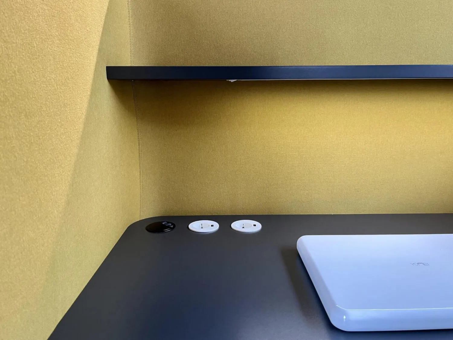 COR Schreibtische & Sekretäre|Schreibtisch Floater 84920 Platte Schiefer Stoff Curry Mit Beleuchtung