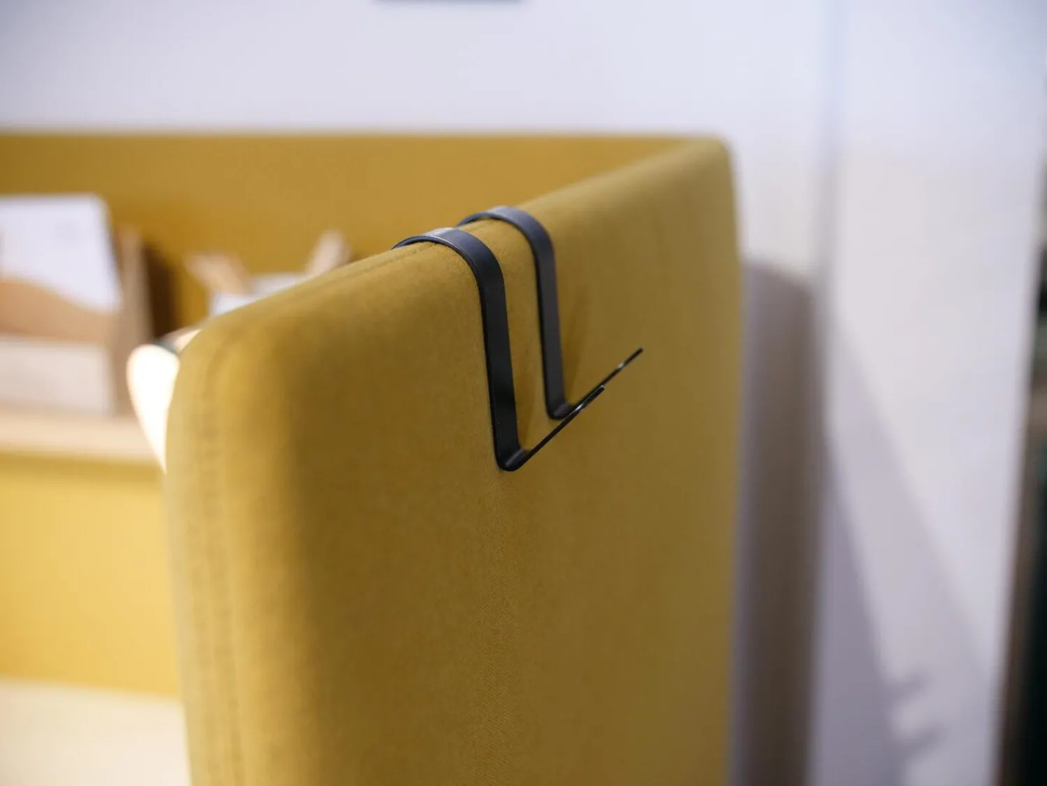 COR Schreibtische & Sekretäre|Schreibtisch Floater Bezug Stoff Curry 7204 Tischplatte Esche Furnier Natur Geölt Mit Stuhl dia Bezug Stoff Tanne 9727 5 Fuß Gestell Mit Rollen F01 Schwarzbraun Feinstruktur