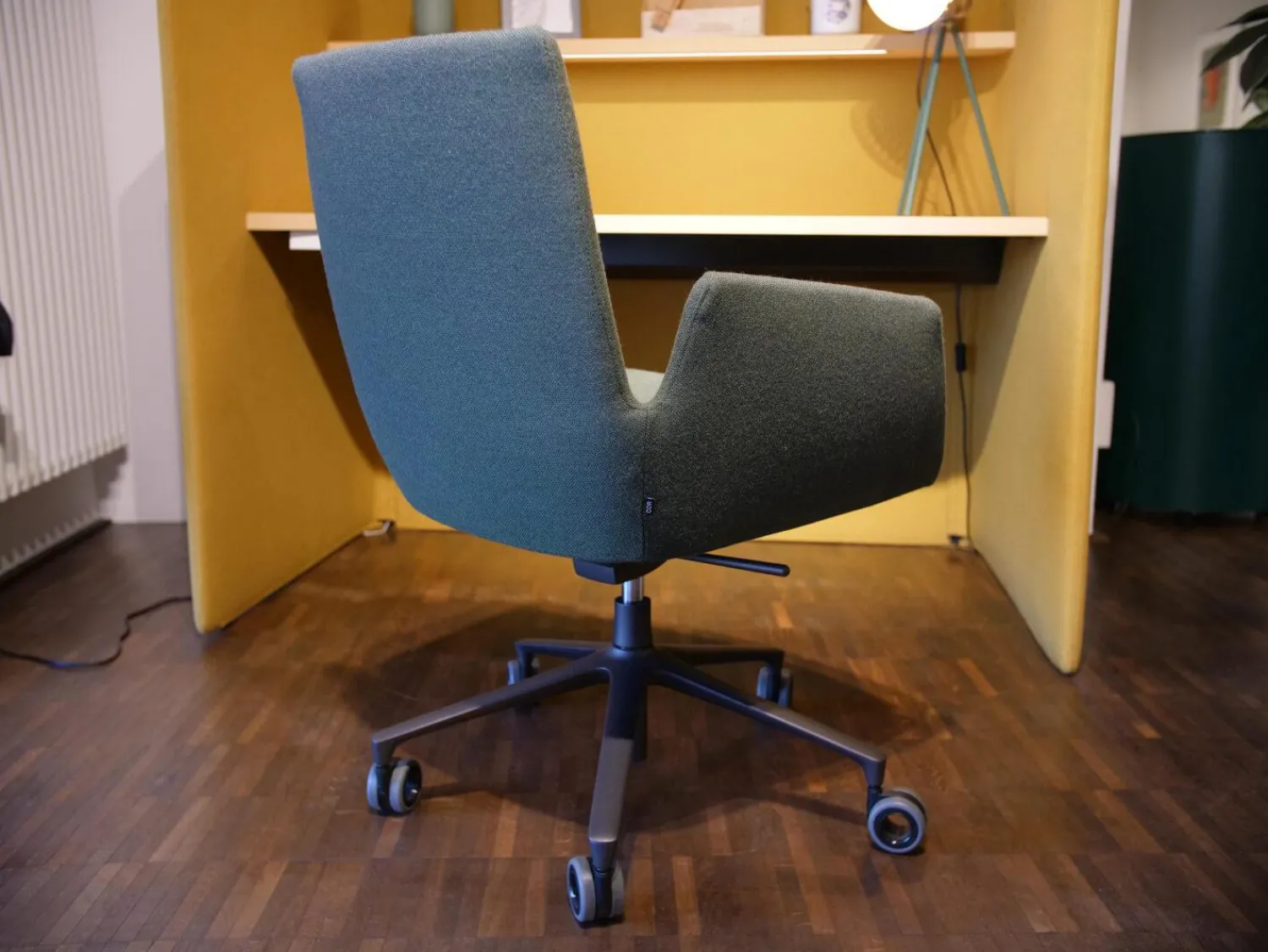 COR Schreibtische & Sekretäre|Schreibtisch Floater Bezug Stoff Curry 7204 Tischplatte Esche Furnier Natur Geölt Mit Stuhl dia Bezug Stoff Tanne 9727 5 Fuß Gestell Mit Rollen F01 Schwarzbraun Feinstruktur