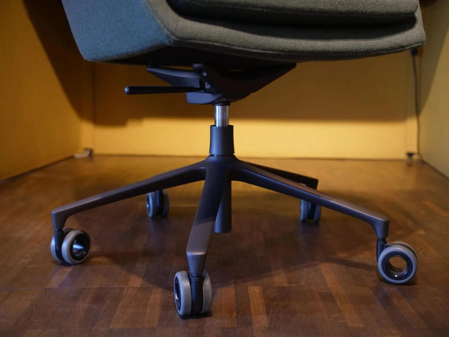 COR Schreibtische & Sekretäre|Schreibtisch Floater Bezug Stoff Curry 7204 Tischplatte Esche Furnier Natur Geölt Mit Stuhl dia Bezug Stoff Tanne 9727 5 Fuß Gestell Mit Rollen F01 Schwarzbraun Feinstruktur