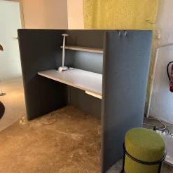 COR Schreibtische & Sekretäre|Schreibtisch Floater LAB 84920 Platte Esche Grau Stoff 10078 Jaspis Grau Grün Inklusive Kabeldurchlässe Und Beleuchtung Ohne Hocker