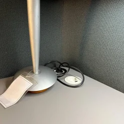 COR Schreibtische & Sekretäre|Schreibtisch Floater LAB 84920 Platte Esche Grau Stoff 10078 Jaspis Grau Grün Inklusive Kabeldurchlässe Und Beleuchtung Ohne Hocker