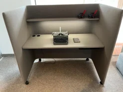 COR Schreibtische & Sekretäre|Schreibtisch Floater Stoff P22 Basalt Grau mit Beleuchtung