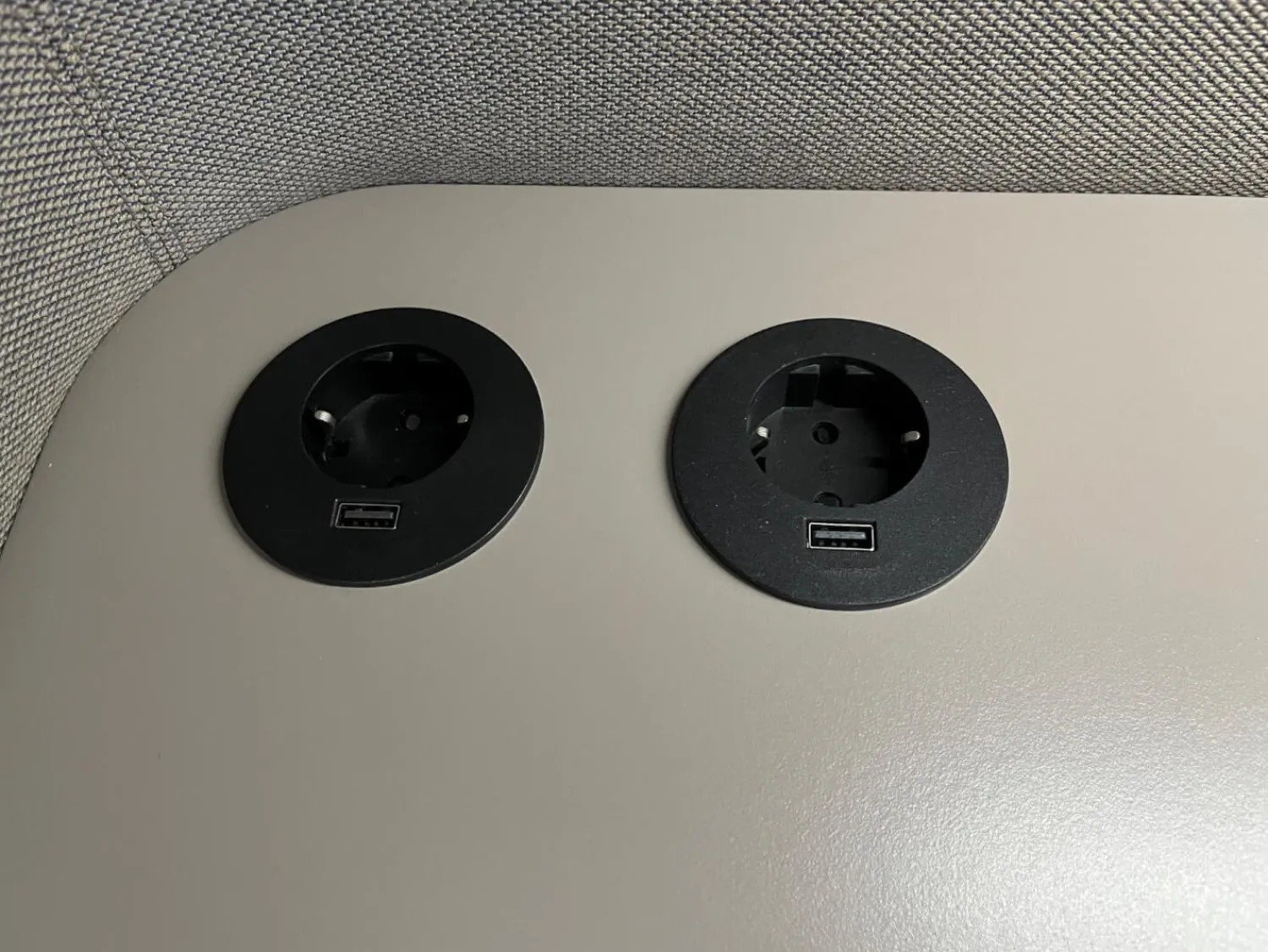 COR Schreibtische & Sekretäre|Schreibtisch Floater Stoff P22 Basalt Grau mit Beleuchtung