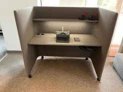 COR Schreibtische & Sekretäre|Schreibtisch Floater Stoff P22 Basalt Grau mit Beleuchtung