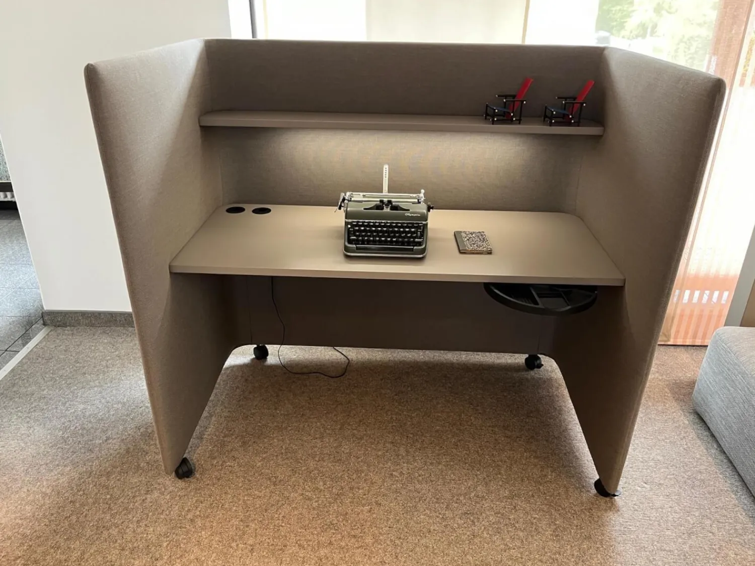 COR Schreibtische & Sekretäre|Schreibtisch Floater Stoff P22 Basalt Grau mit Beleuchtung