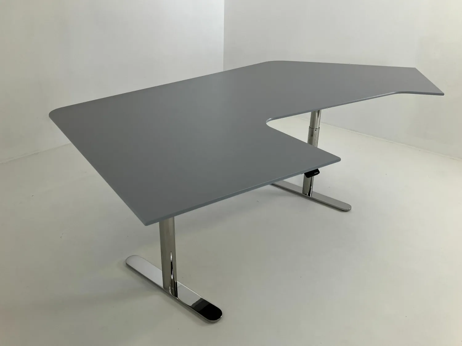 Montana Schreibtische & Sekretäre|Schreibtisch HiLow 2 MDF Fjord Anthrazit Grau Gestell Aluminium Chrom Glänzend Höhenverstellbar