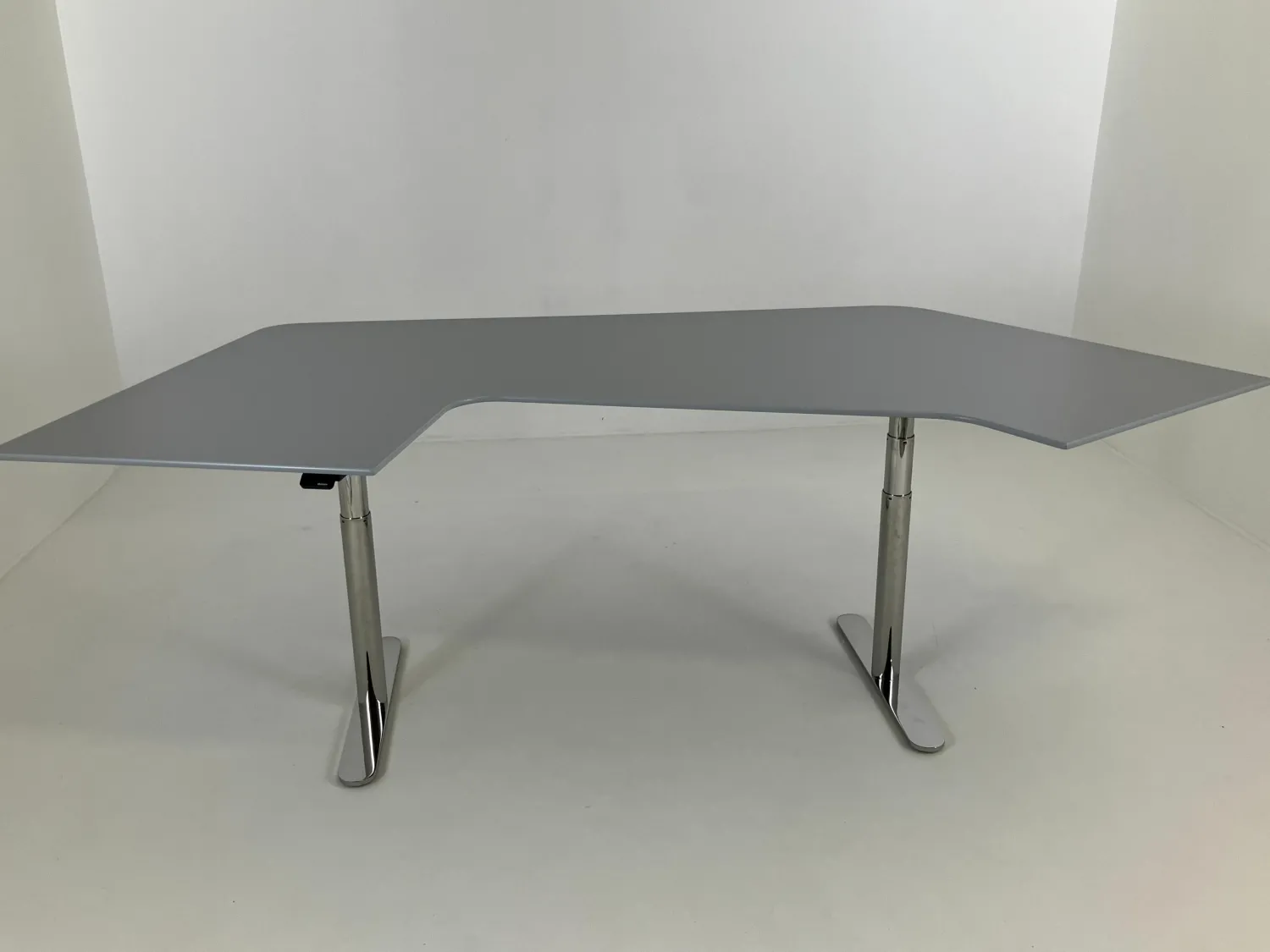 Montana Schreibtische & Sekretäre|Schreibtisch HiLow 2 MDF Fjord Anthrazit Grau Gestell Aluminium Chrom Glänzend Höhenverstellbar