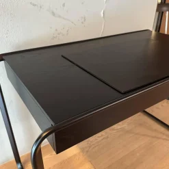 Tecta Schreibtische & Sekretäre|Schreibtisch Oblique K2D Platte Eiche Furniert Lackiert Schwarz RAL 9005 Gestell Stahlrohr Schwarz Schübe Innen Ausgelegt Tuch Rot