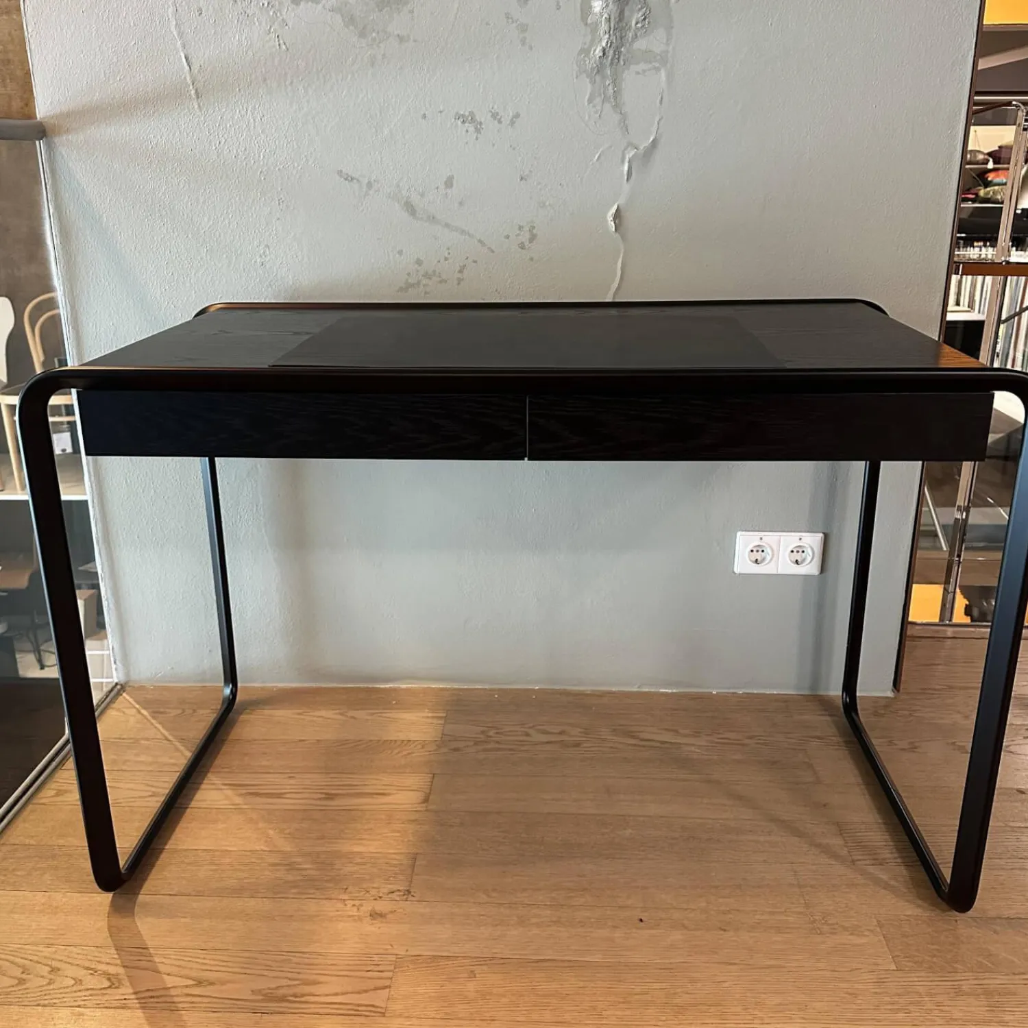 Tecta Schreibtische & Sekretäre|Schreibtisch Oblique K2D Platte Eiche Furniert Lackiert Schwarz RAL 9005 Gestell Stahlrohr Schwarz Schübe Innen Ausgelegt Tuch Rot