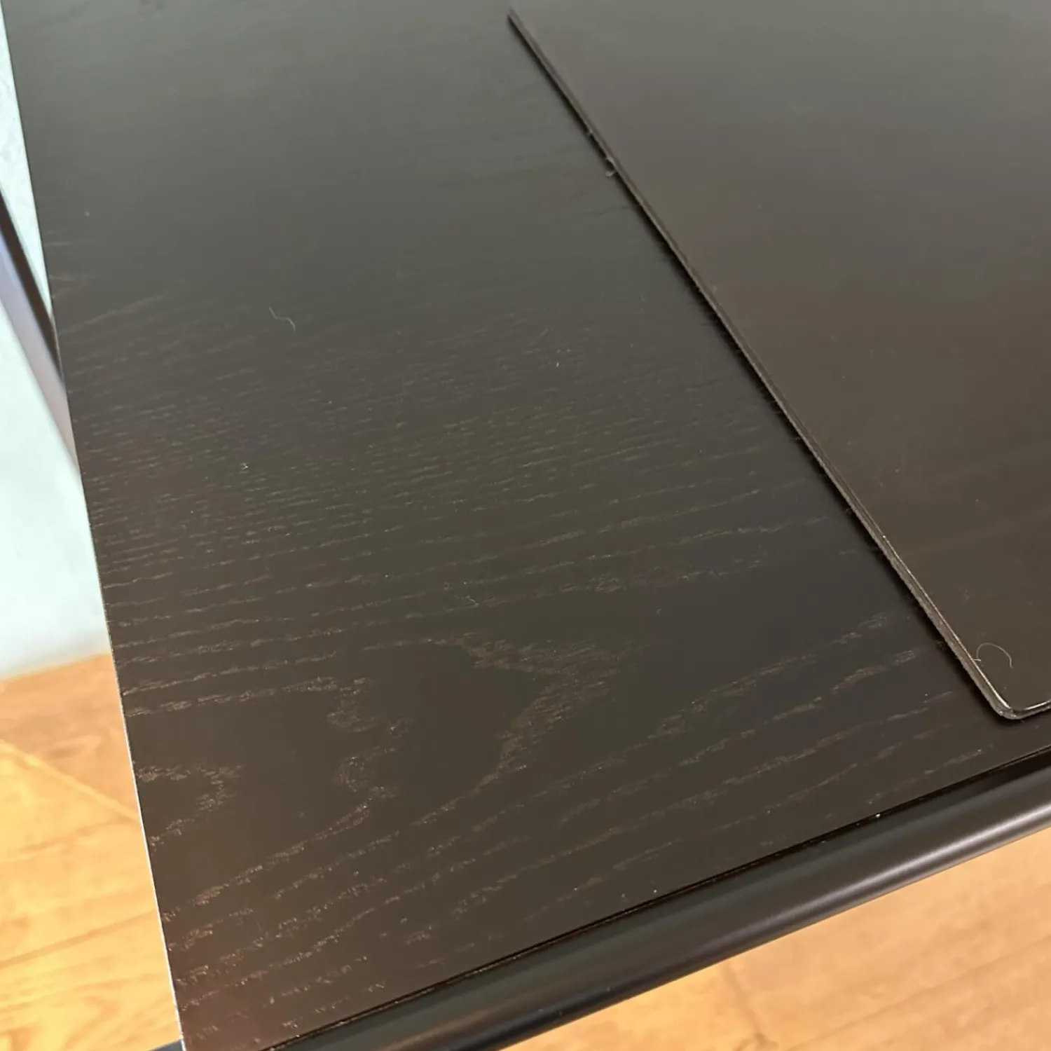 Tecta Schreibtische & Sekretäre|Schreibtisch Oblique K2D Platte Eiche Furniert Lackiert Schwarz RAL 9005 Gestell Stahlrohr Schwarz Schübe Innen Ausgelegt Tuch Rot