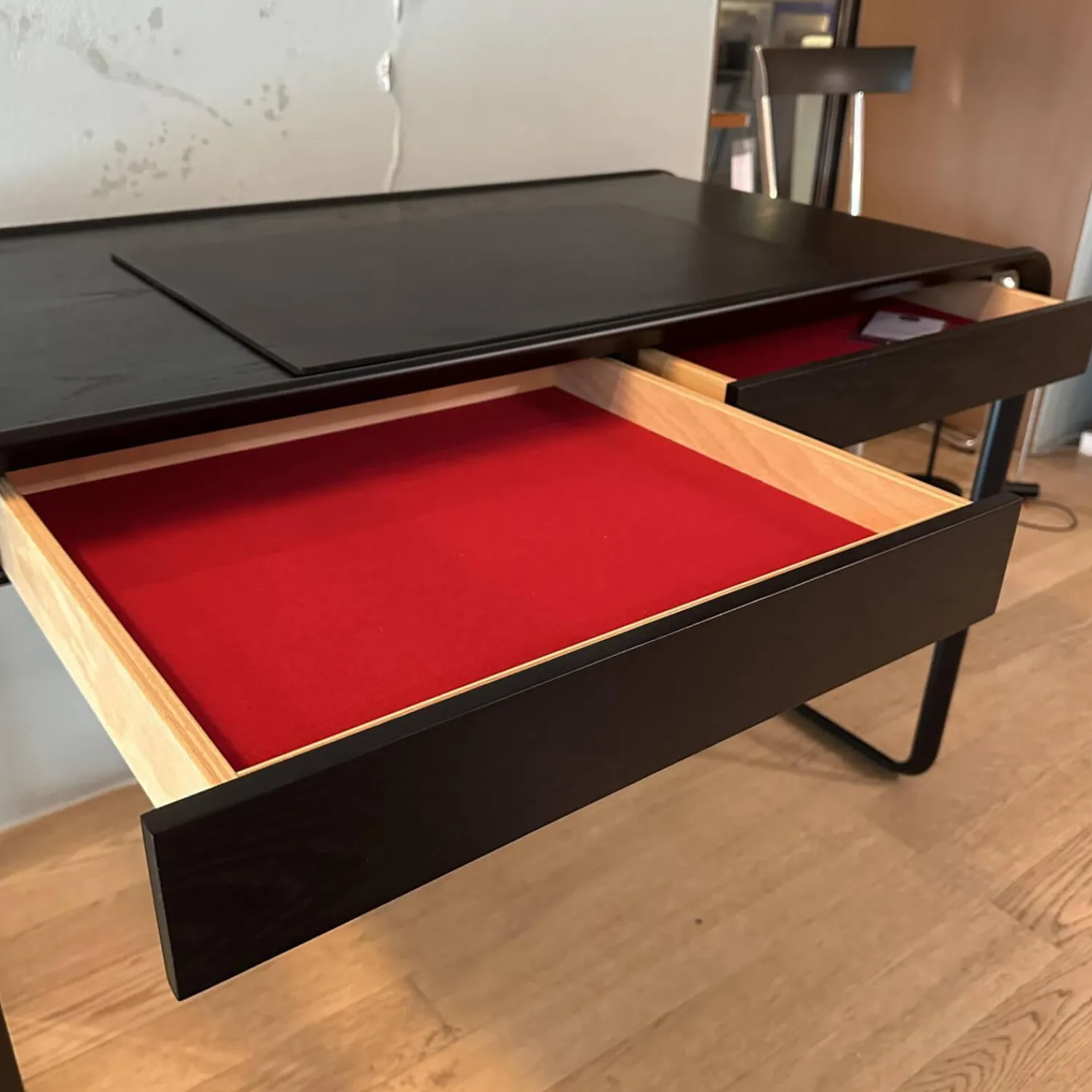 Tecta Schreibtische & Sekretäre|Schreibtisch Oblique K2D Platte Eiche Furniert Lackiert Schwarz RAL 9005 Gestell Stahlrohr Schwarz Schübe Innen Ausgelegt Tuch Rot