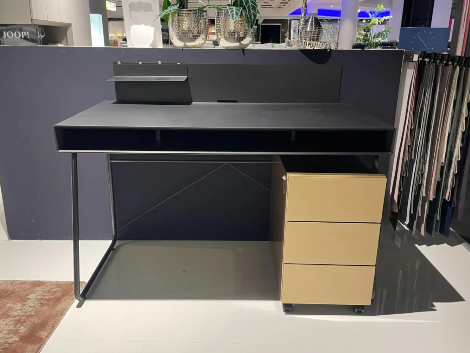 Hülsta Schreibtische & Sekretäre|Schreibtisch ZO 100 Tisch Paneel Schwarz Kufengestell Schwarz Mit Rollcontainer Korpus Und Front Champagner