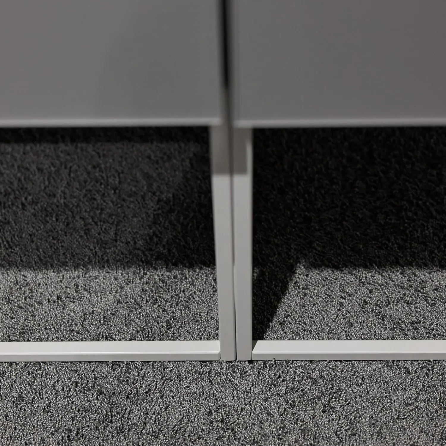 Kettnaker Konsolen|Schubkastenschrank Mio Korpus Lack Matt Asphalt Fronten Und Abdeckplatte Glas Matt Asphalt Gittergestell Steingrau