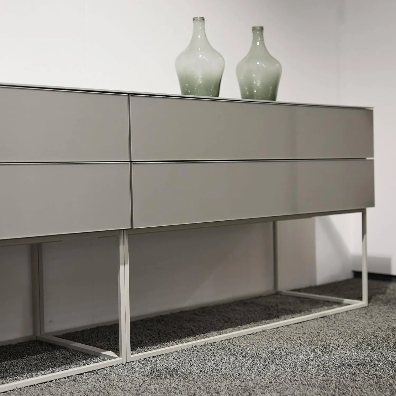 Kettnaker Konsolen|Schubkastenschrank Mio Korpus Lack Matt Asphalt Fronten Und Abdeckplatte Glas Matt Asphalt Gittergestell Steingrau