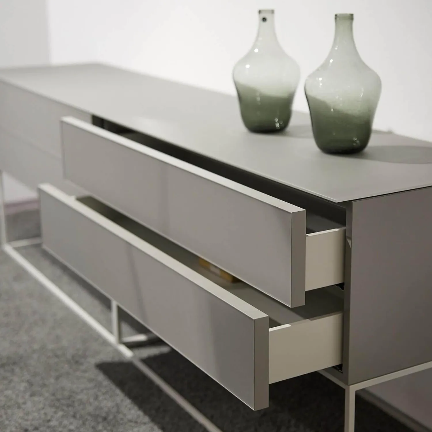 Kettnaker Konsolen|Schubkastenschrank Mio Korpus Lack Matt Asphalt Fronten Und Abdeckplatte Glas Matt Asphalt Gittergestell Steingrau