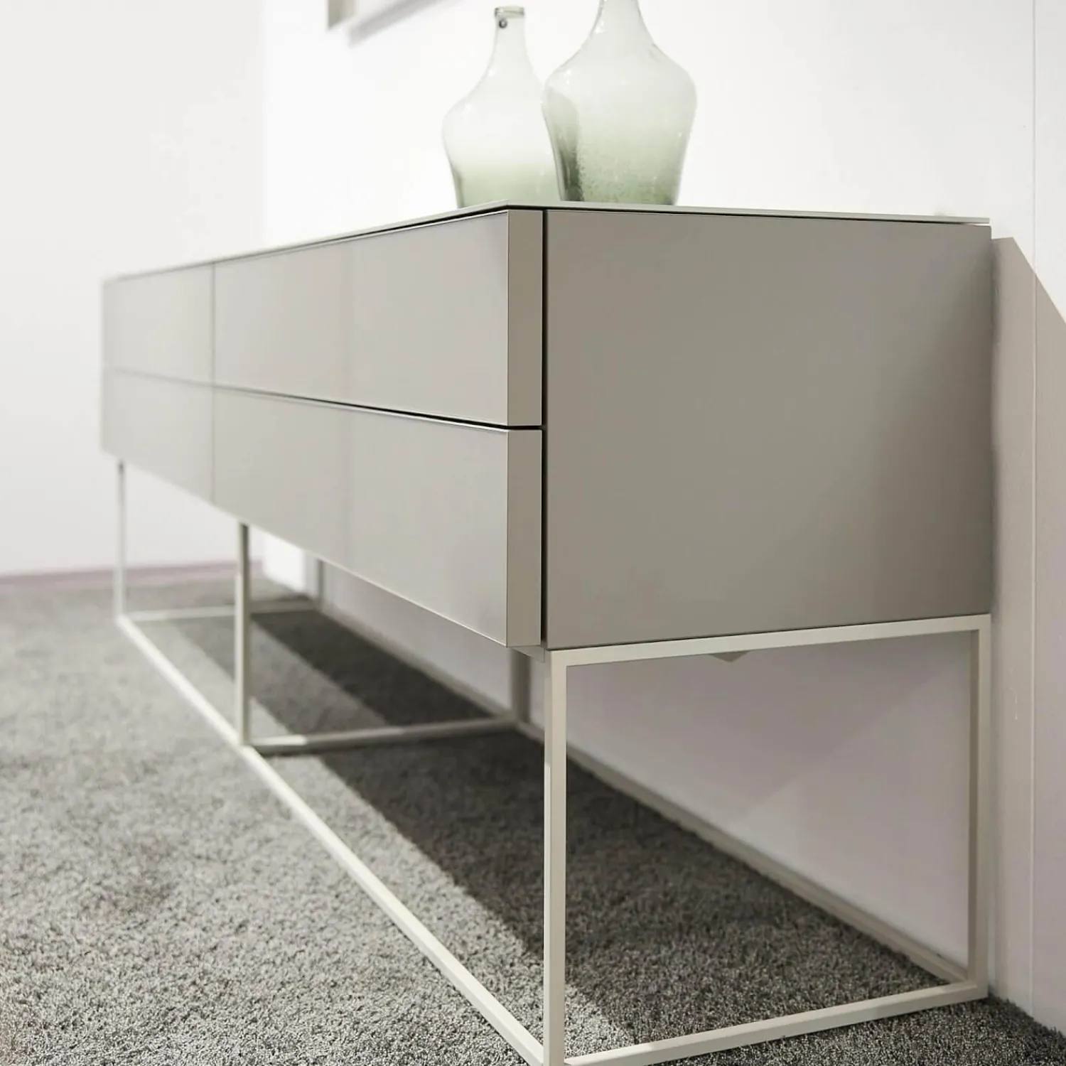 Kettnaker Konsolen|Schubkastenschrank Mio Korpus Lack Matt Asphalt Fronten Und Abdeckplatte Glas Matt Asphalt Gittergestell Steingrau