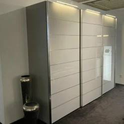Staud Kleiderschränke|Schwebetürenschrank Arango Korpus Dekor Saphir Grau Beige Front Glas Saphir Grau Beige Zierlinien Griffe Chrom Inklusive Beleuchtung