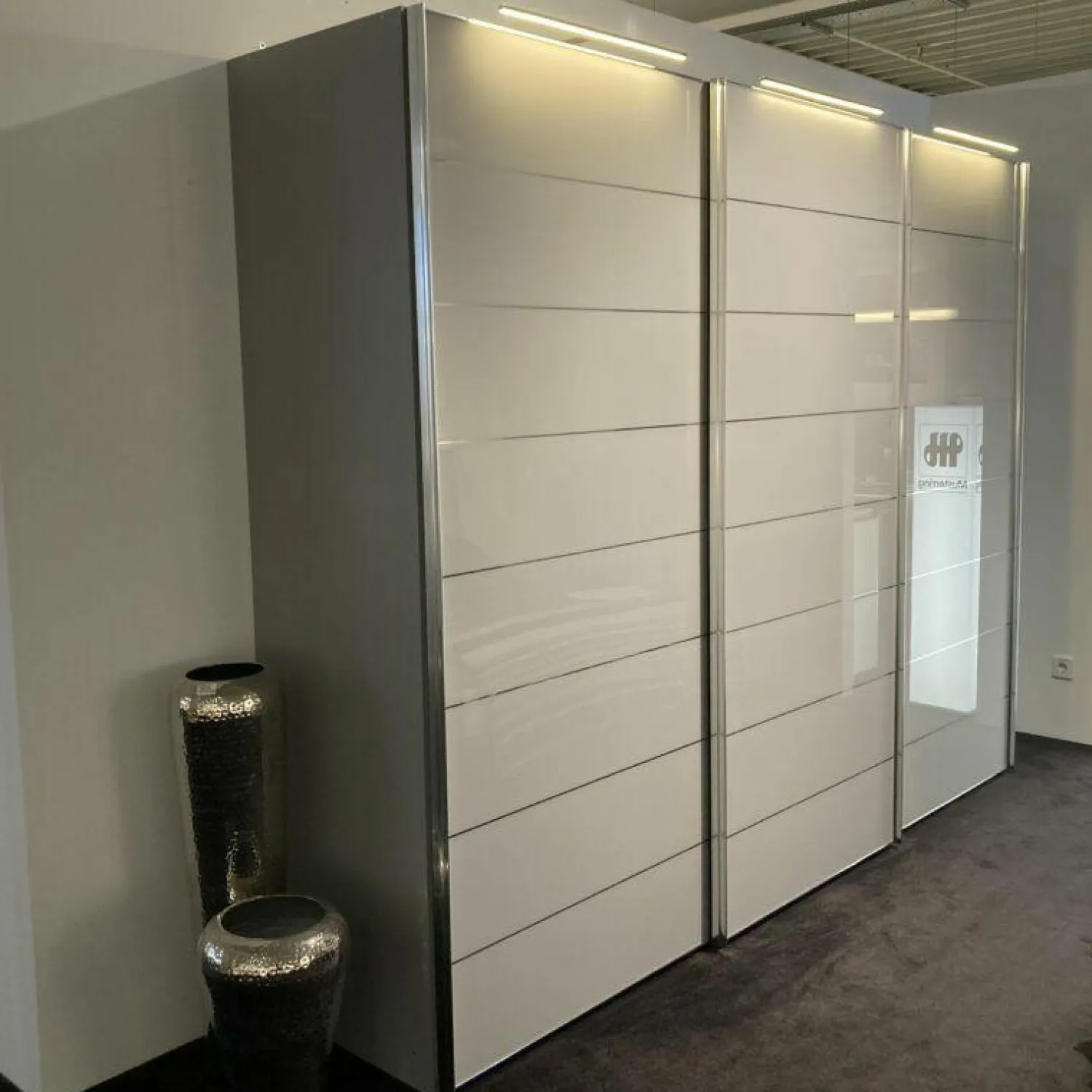 Staud Kleiderschränke|Schwebetürenschrank Arango Korpus Dekor Saphir Grau Beige Front Glas Saphir Grau Beige Zierlinien Griffe Chrom Inklusive Beleuchtung