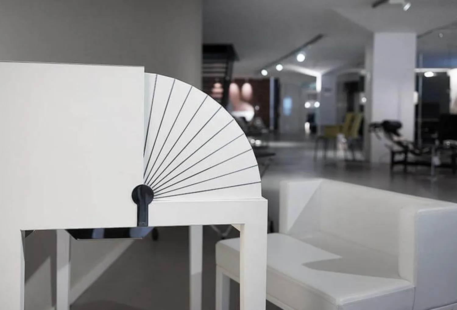 YOMEI Schreibtische & Sekretäre|Sekretär Miss Moneypenny Edelstahl Poliert Bezug Leder Weiß Mit Hocker Und Beleuchtung