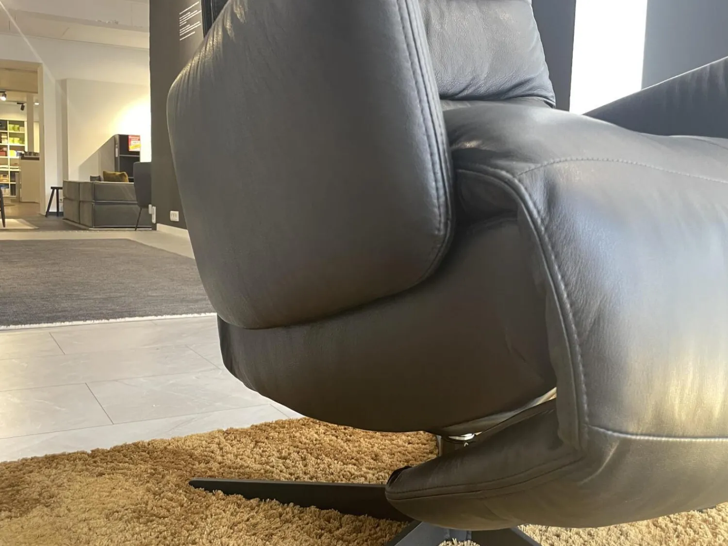 KFF Relaxsessel|Sessel Arva E Lounge Leder Sauvage Schwarz 5 Sternfuß Metall M01 Moodblack Schwarz Pulverbeschichtet Mit Verstellungen