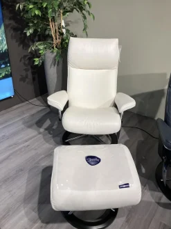 Stressless Relaxsessel|Sessel Aura M Leder Cori 53 Off White Weiß Gestell Signature Holz Schwarz Inklusive Hocker