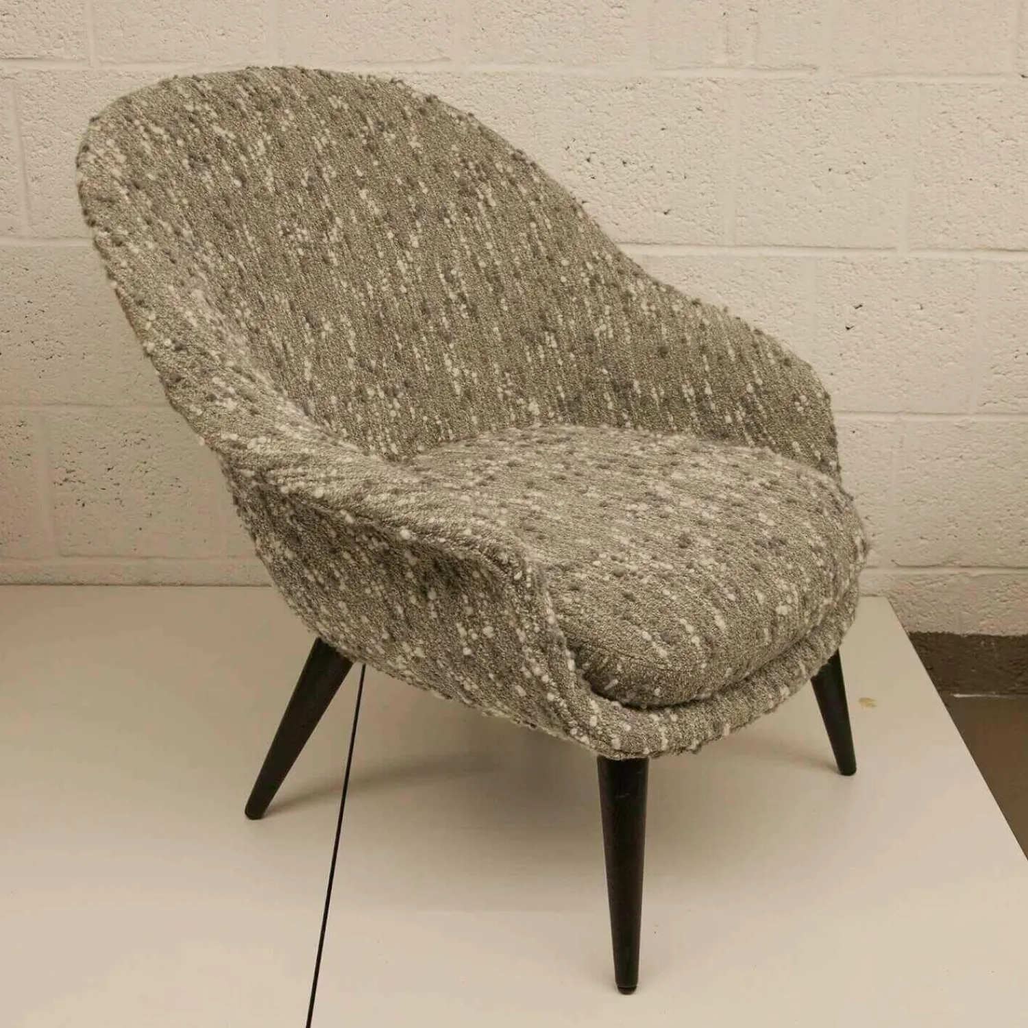 Gubi Relaxsessel|Sessel Bat Lounge Chair Low Back Stoff 07 Woodstock Wood Black Stained