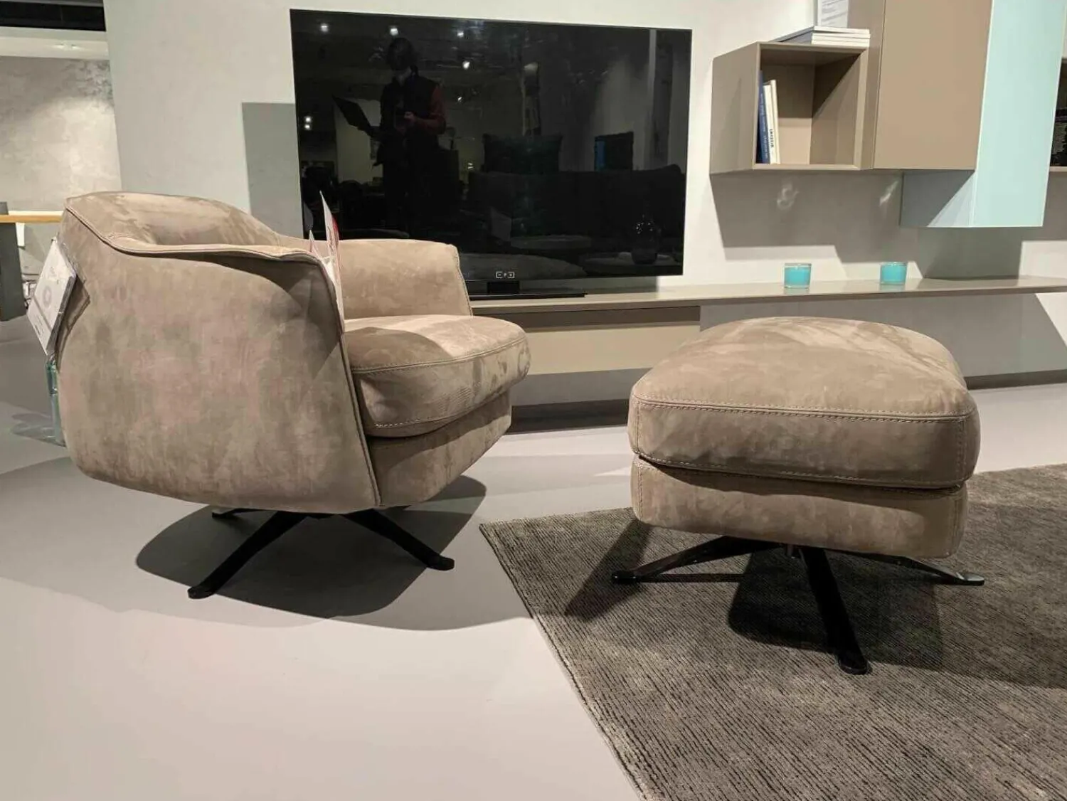 Cierre Relaxsessel|Sessel Boheme Leder Natural Velours Seppia Gestell Schwarz Drehbar mit Hocker