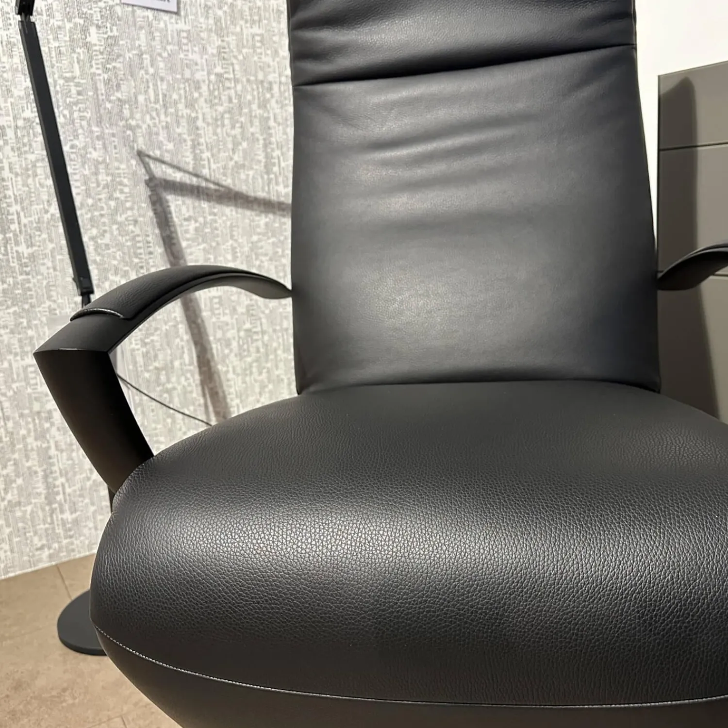 Jori Relaxsessel|Sessel Brainbuilder Multi Move Medi Black Edition Leder Celia Nero Schwarz 5 Stern Fuß Ellipse Schwarz Lackiert