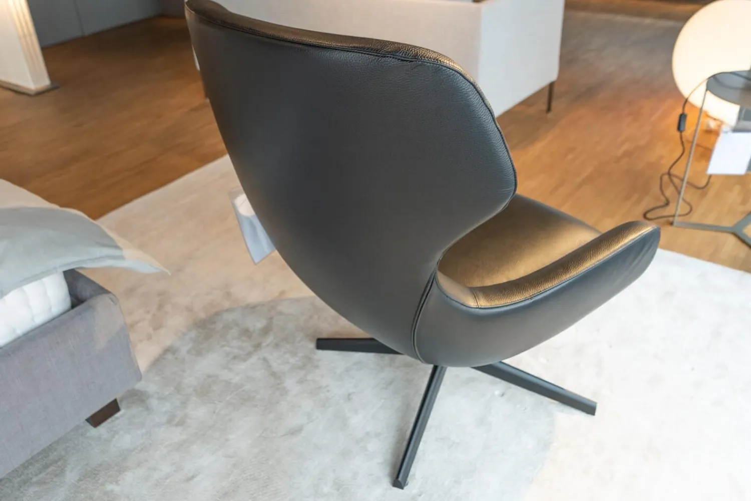 Marelli Loungesessel|Sessel Brera 9BRE104 Bezug Leder Dollaro 7150 Schwarz Drehgestell OPM6 RAL 9017 Schwarz