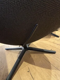 Leolux Loungesessel|Sessel Caruzzo Plus Stoff Apollo Dunkelgrau Braun Drehgestell Schwarz Lackiert Inklusive Hocker