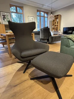 Leolux Loungesessel|Sessel Caruzzo Plus Stoff Apollo Dunkelgrau Braun Drehgestell Schwarz Lackiert Inklusive Hocker